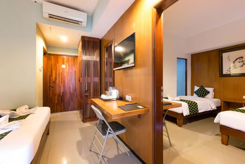 Traveller Party Room Pool View with Balcony
